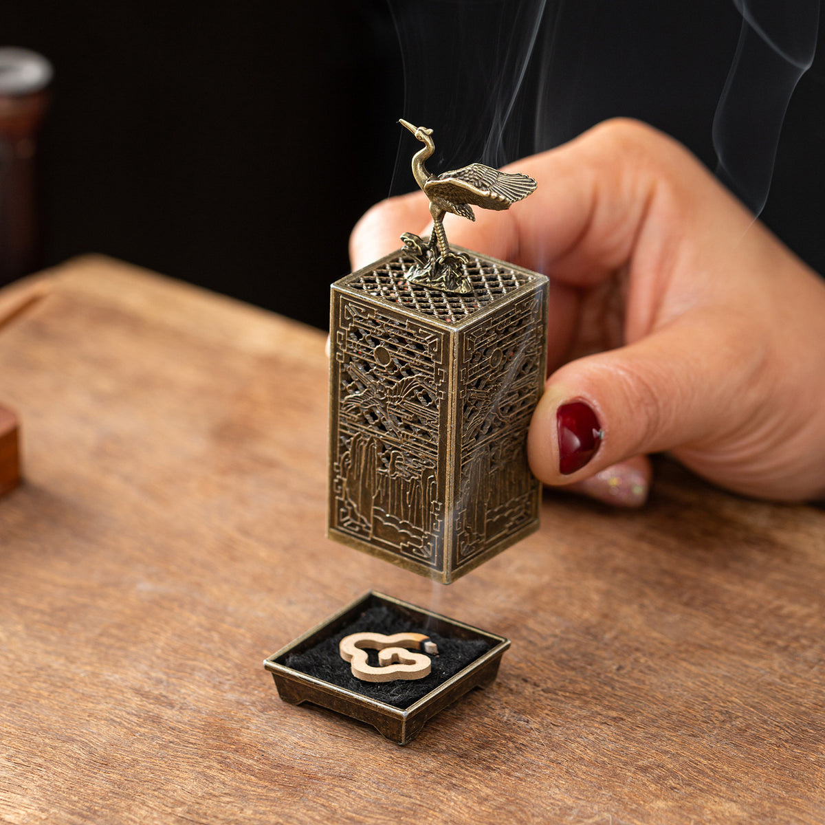 Creative hollow alloy small auspicious cloud incense burner vertical flying crane square small incense burner office home aromatherapy burner ornament